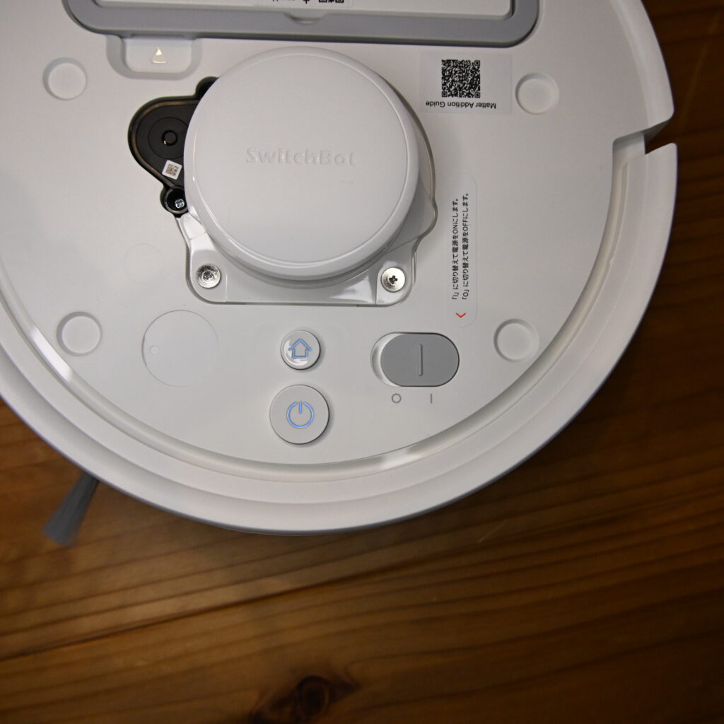 SwitchBot K11+のロボットの電源スイッチを示している