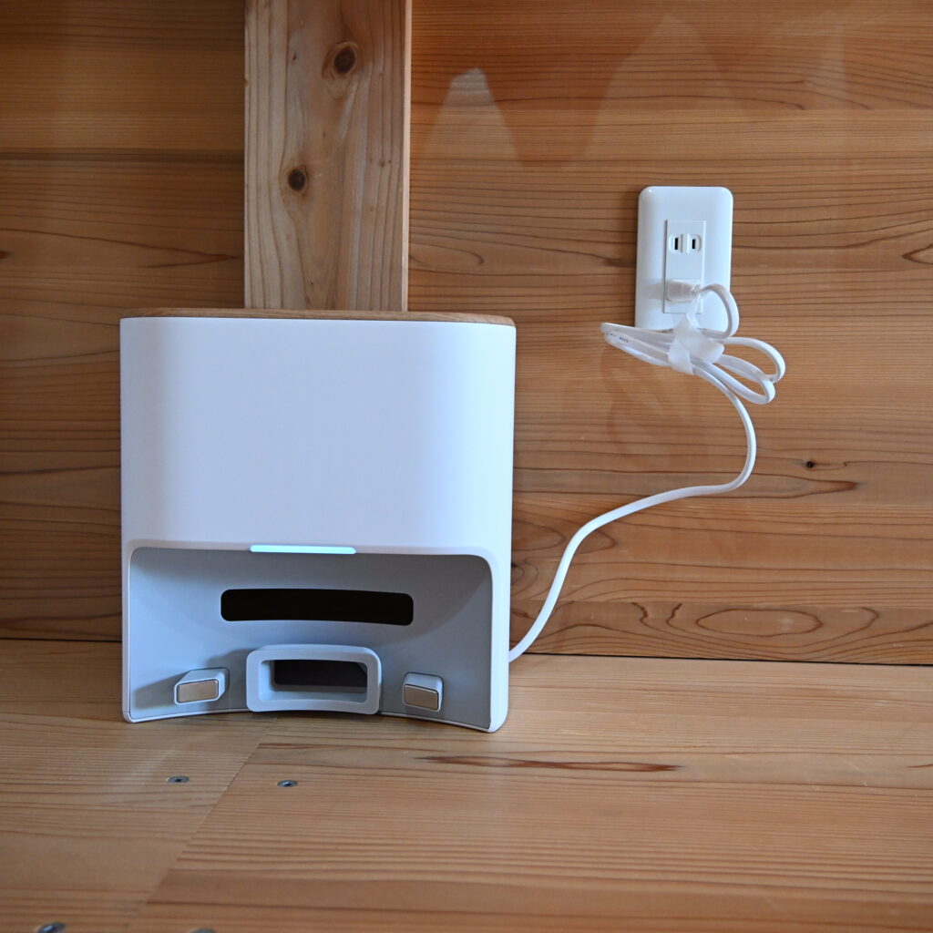 SwitchBot K11+のゴミ収集ステーションを電源につなげている