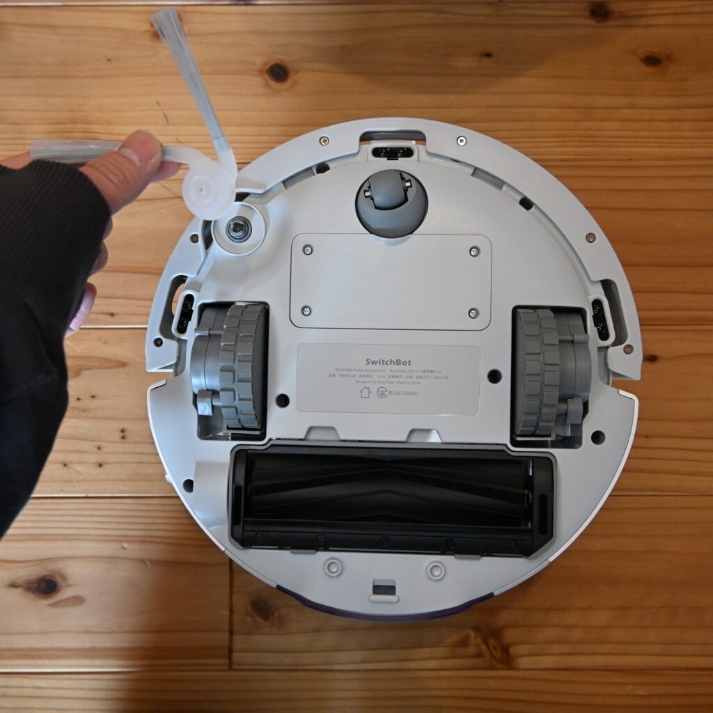サイドブラシとロボット掃除機。サイドブラシはブラシが2本になっている