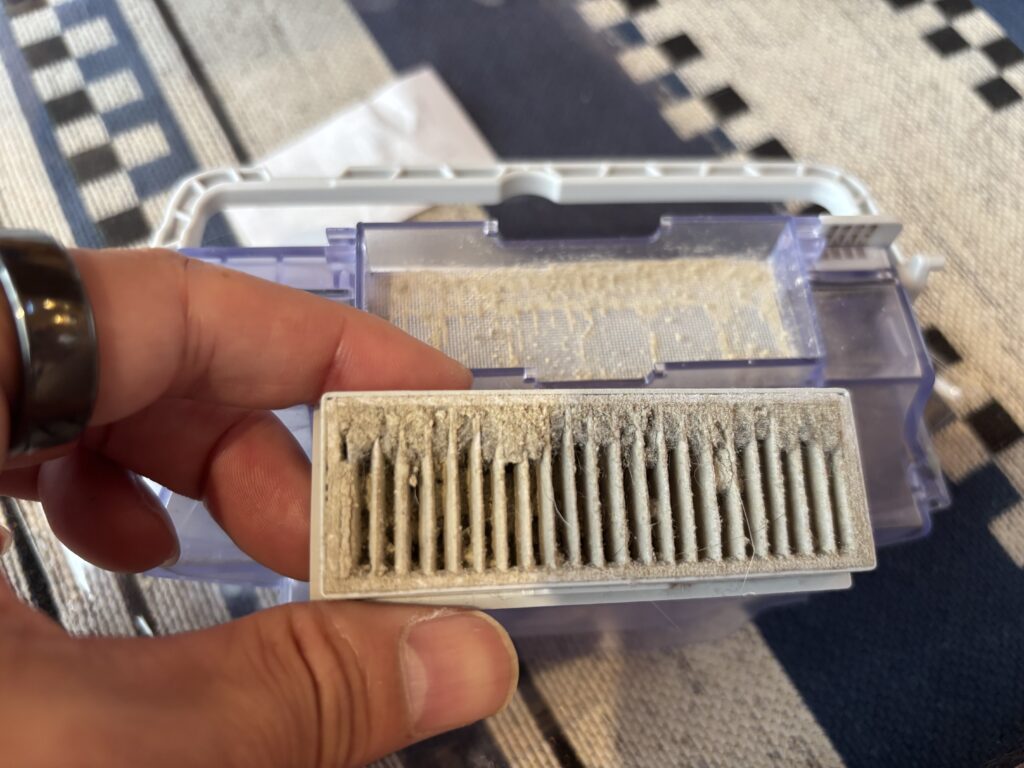 7ヶ月後のフィルター開けたところ。ホコリが大量に詰まっている